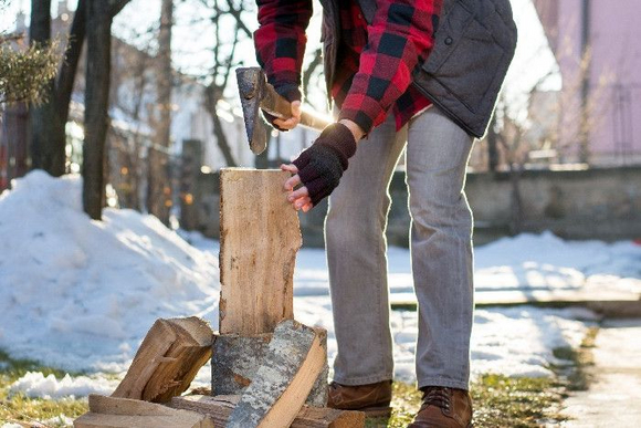 Person baut ein Gartenhaus aus Holz